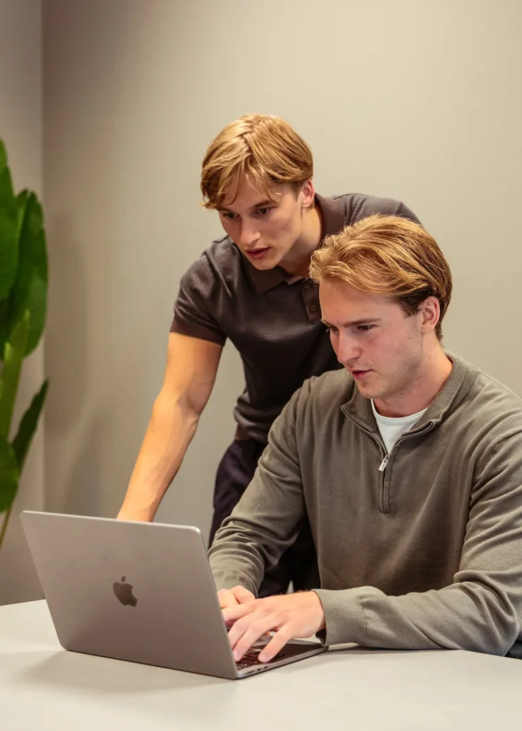 arovex elias och elliot kollar dator